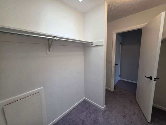 Building Photo - Spacious Town Home in Brighton Heights!