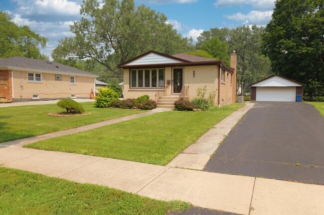 Primary Photo - 8415 Laramie Ave