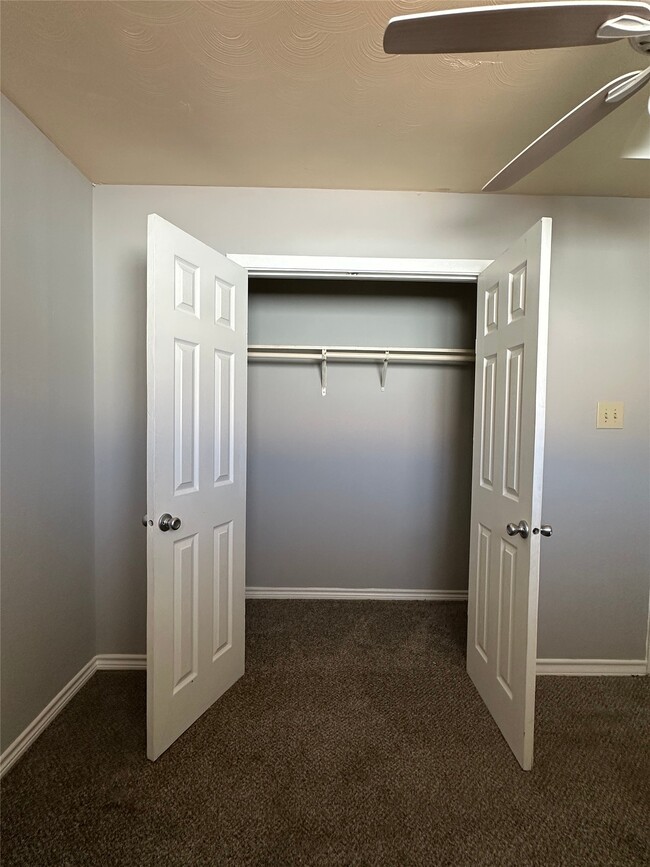 Building Photo - 516 Holiday Dr