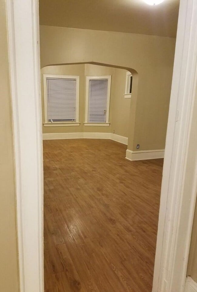 Building Photo - Recently Updated 2 Bedroom Upper Duplex wi...