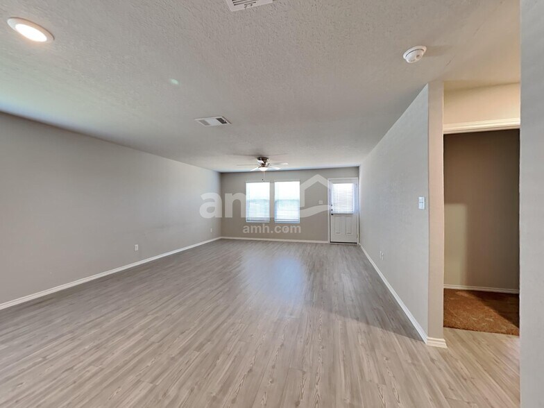 Building Photo - 502 Summersweet Rd
