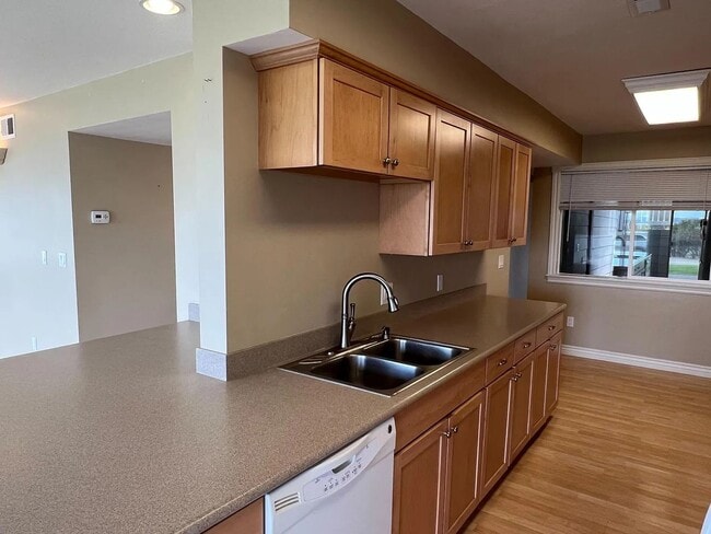 Building Photo - Lake Front Rental