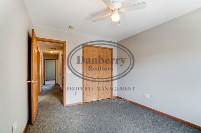 Building Photo - 1117 N Byrne Rd