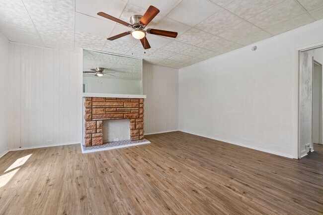 Building Photo - 4 bed 1 bath - all updated, central air, l...