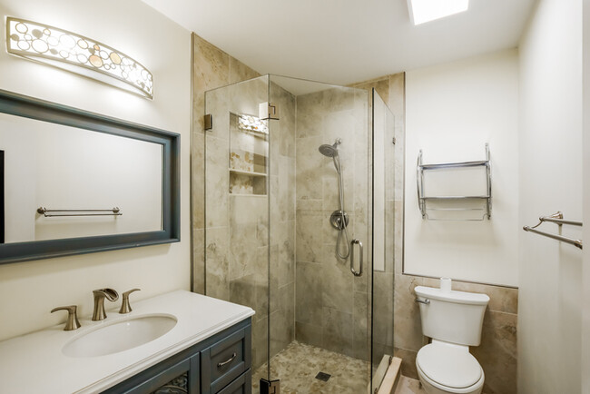 Building Photo - Stylish 2-Bedroom FL Retreat