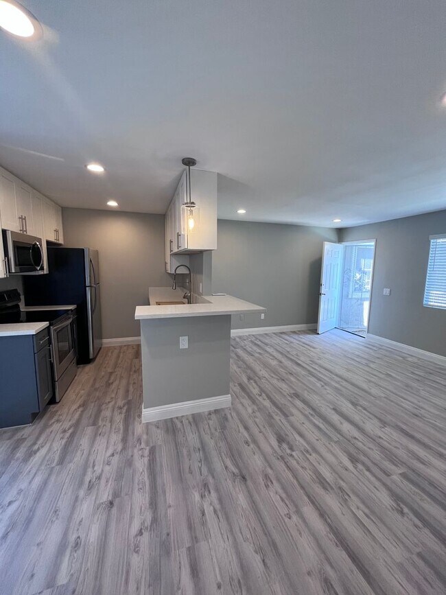 Building Photo - Beautifully Upgraded One Bedroom-One Bathr...