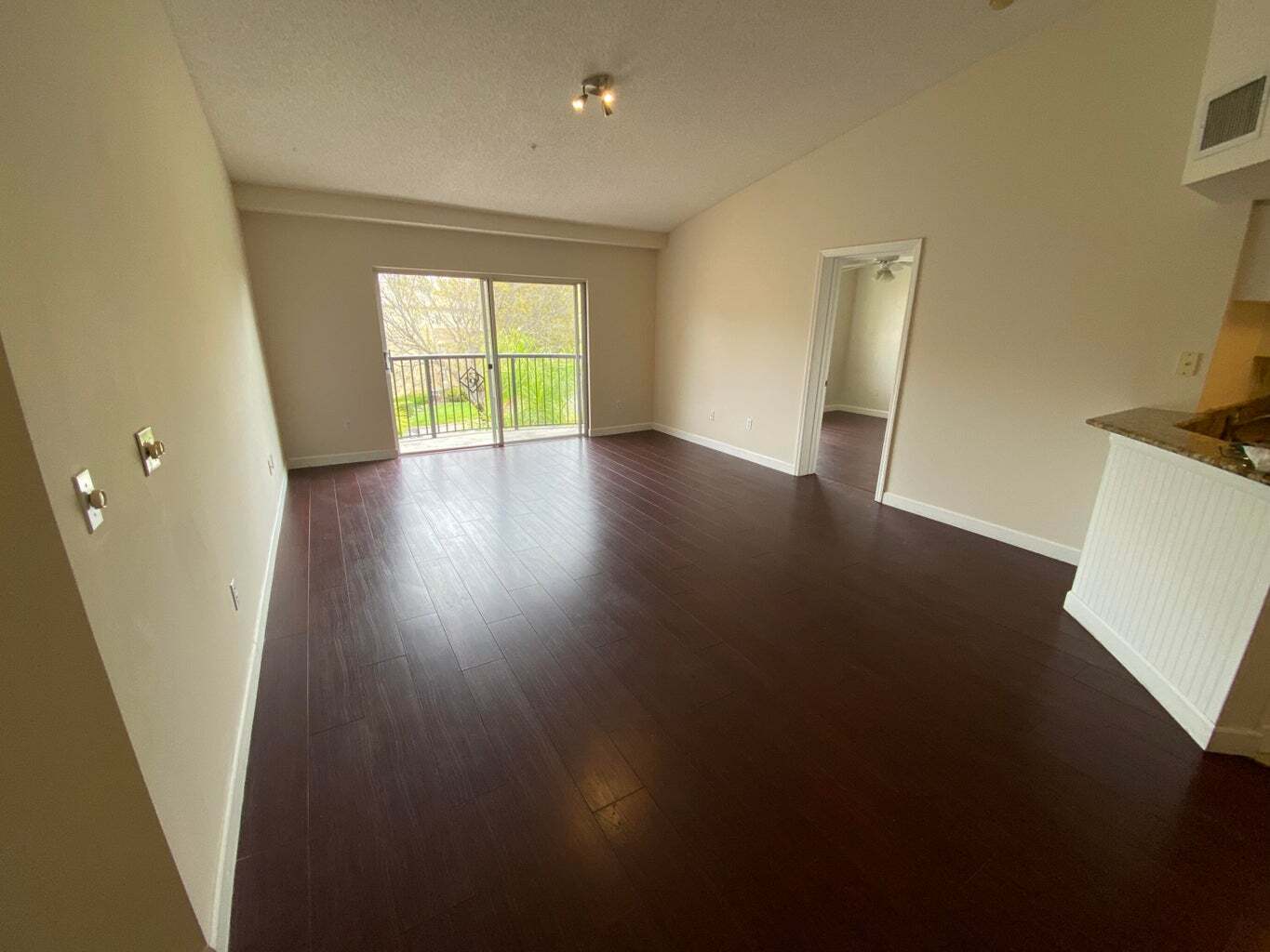 Building Photo - 1100 Crestwood Ct S