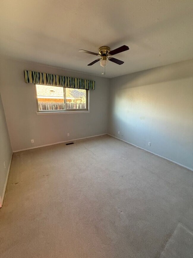 Building Photo - Beautiful NE Heights Neighborhood Executive style home with a Large back yard that has a full siz...