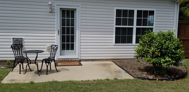 Building Photo - 4 bedroom home with fenced backyard locate...