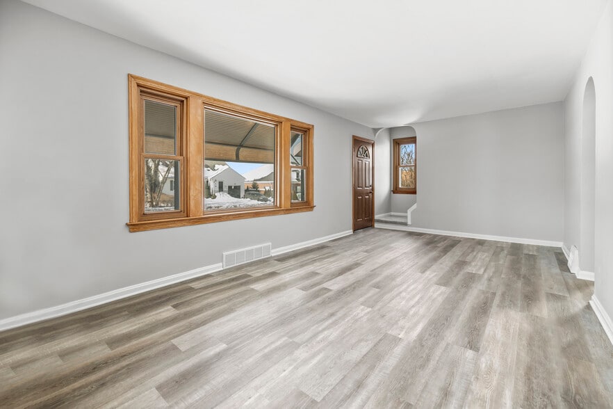 Building Photo - 1515 Longwood Dr