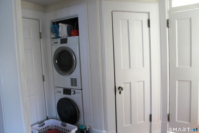 Building Photo - 7 Hillcrest Dr