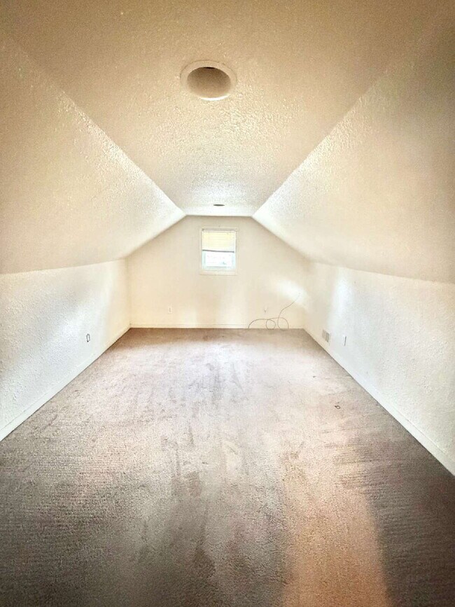 Building Photo - 3 Bedroom with a bonus room, 1 Bath Available!