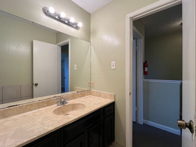 Building Photo - Southside Townhome