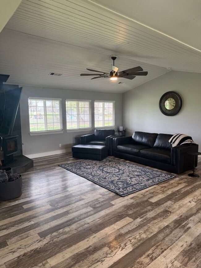 Building Photo - Country Style Living in this Charming Home in Anderson