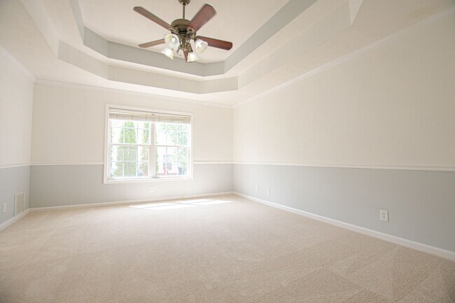 Building Photo - Three Bedroom with Bonus and Pool!
