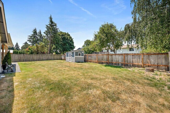 Building Photo - Beautiful Steilacoom Home with Private ADU, Covered Patio, Bonus Gym & A/C!