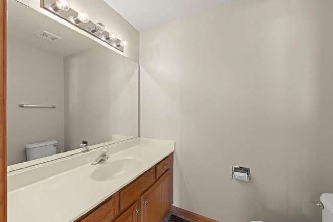 Building Photo - 14215 S Longview Ln