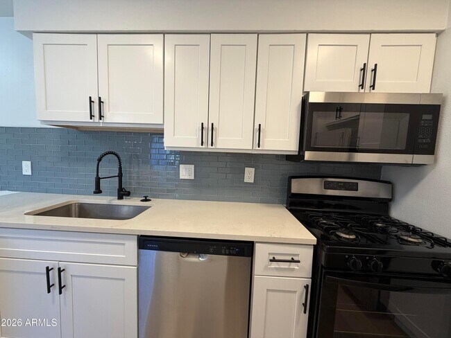 Building Photo - 302 E Monte Vista Rd