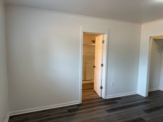 Building Photo - Updated 3 bedroom 2 bathroom duplex in his...