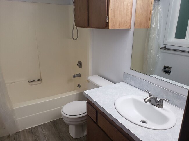 Building Photo - Charming Milwaukie House with Beautiful Ba...