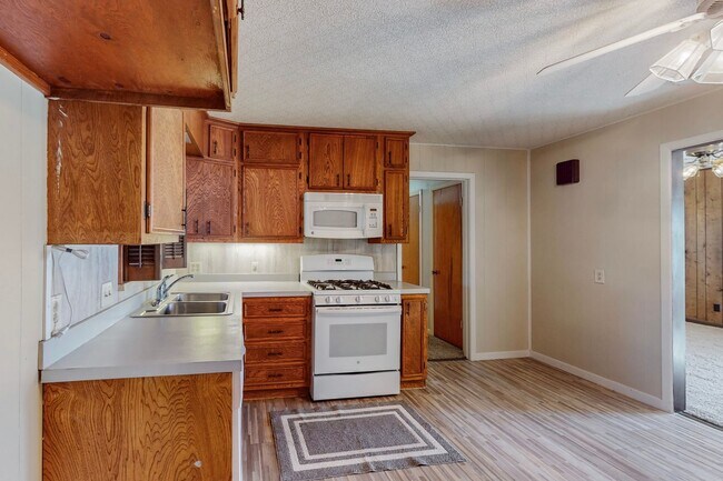 Building Photo - Charming 3-Bedroom Gem with Mid-Century Fl...