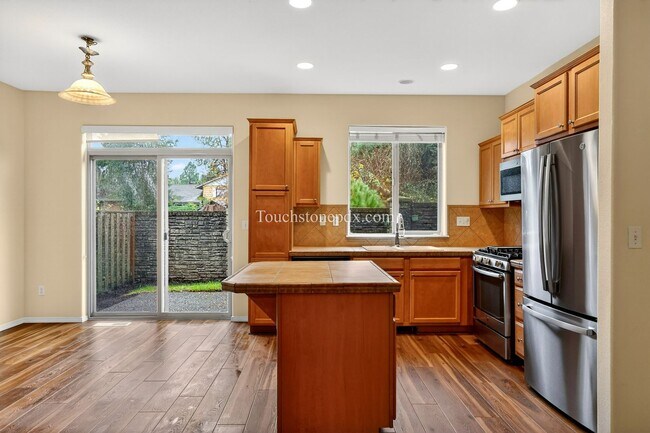 Building Photo - Freshly Updated 3BR Home in Beaverton