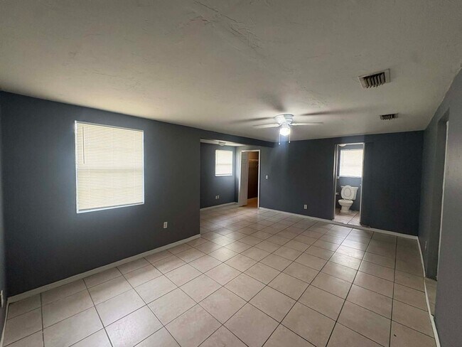 Building Photo - 4 bedroom Single-Family Home Available for Move-In NOW