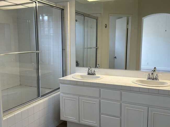 Building Photo - Centrally Located Townhome w/ 2 Car Garage...