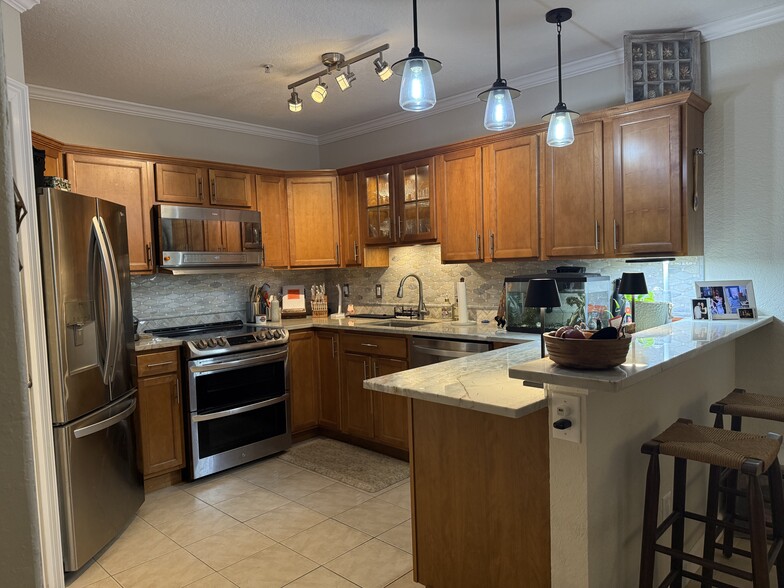 Quartz countertop Kitchen w/ barstools - 1701 The Greens Way