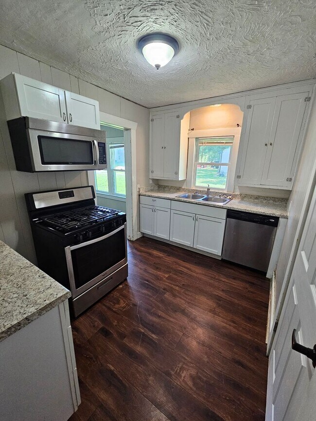 Building Photo - 2 bedroom | 1 Bathroom Home | Pets Welcome!