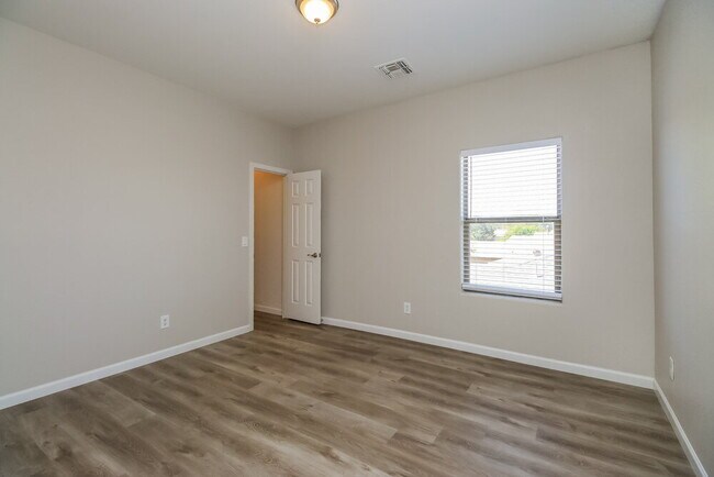 Building Photo - 1830 E Omega Dr