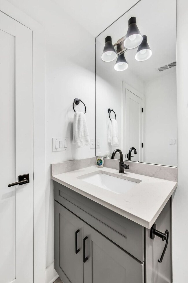 Building Photo - 1332 3rd Ave N