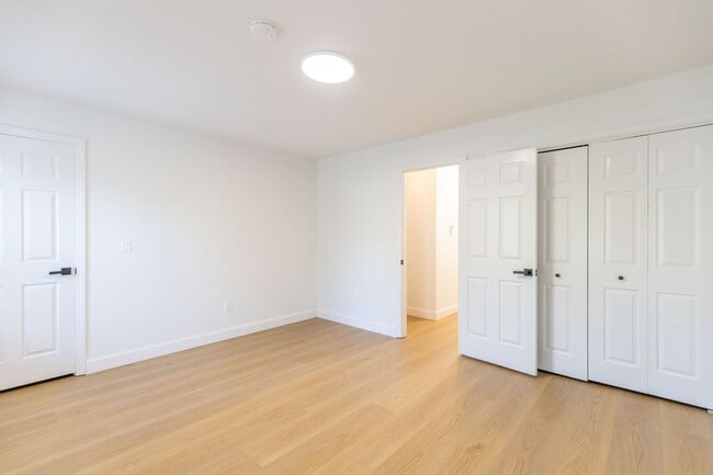 Building Photo - Beautifully Renovated 2 Bed, 2 Bath Coloni...