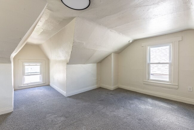 Building Photo - AVAILABLE OCTOBER 15th - Quirky 3+ Bedroom...