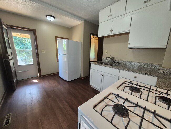 Building Photo - Single Family Home located south of Como Park! Apply TODAY!