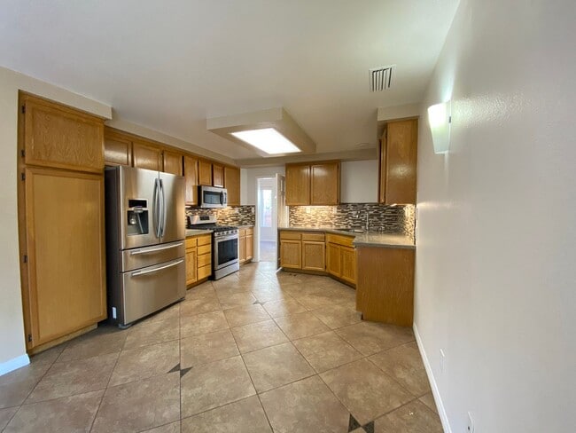 Building Photo - Santa Fe Hills 4 Bedroom Home
