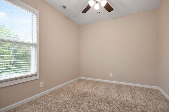 Building Photo - Pet Friendly Three Bedroom!