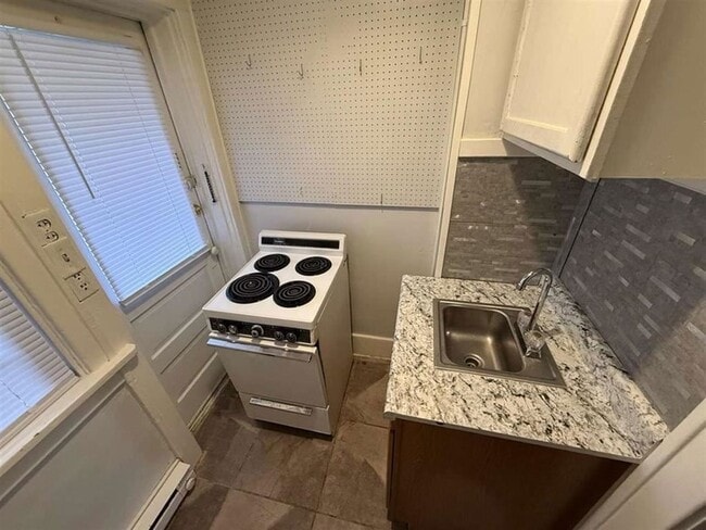 Building Photo - 10 Howard Pl