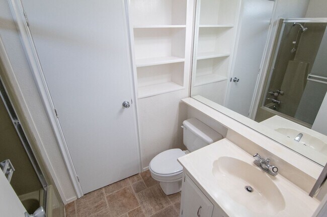 Building Photo - Spacious Manufactured Home!