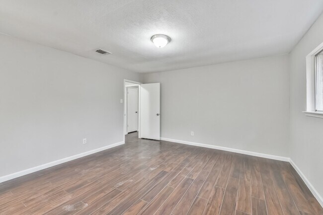 Building Photo - 9718 John Bank Dr