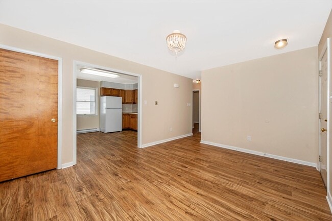 Building Photo - Apartment w/Parking