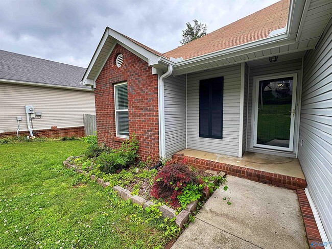 Building Photo - 183 Hollington Dr NE
