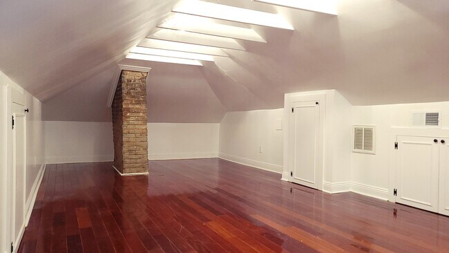 Building Photo - 2921 Lepage St