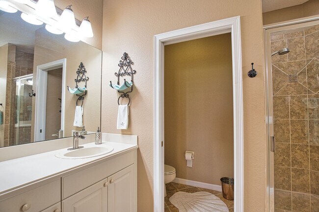 Building Photo - Seasonal Short-Term 2 Bed 2 Bath Single Family Home located in Venetian Golf and River Club!