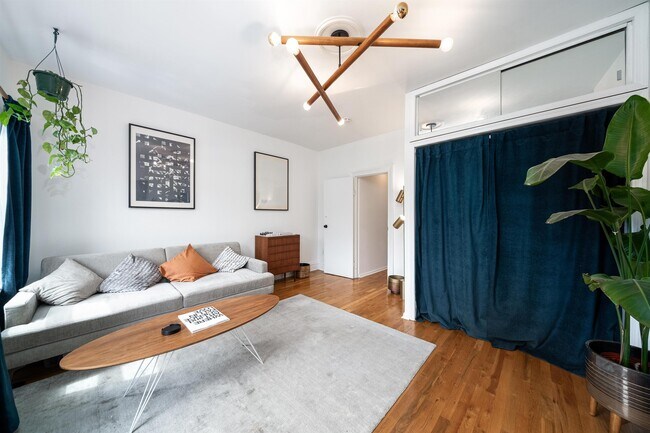 Building Photo - 331 Varick St