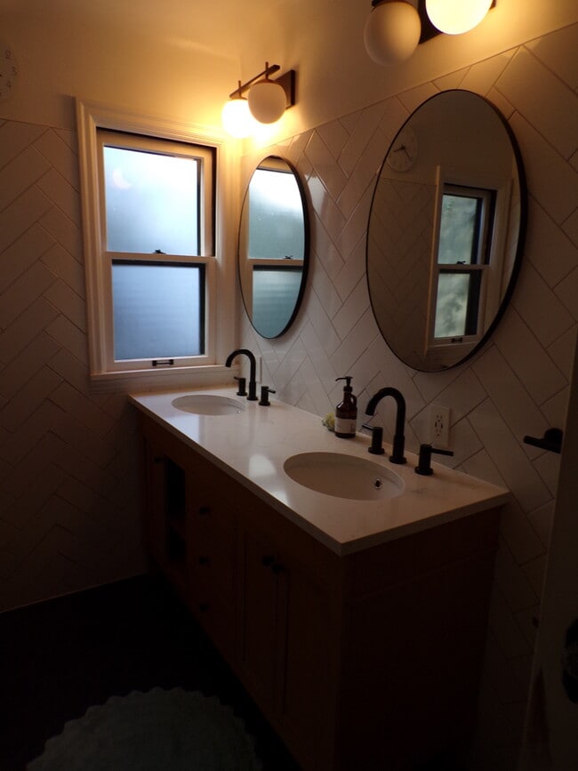 Building Photo - 4621 NE Royal Ct