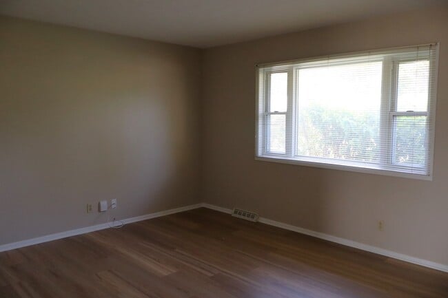 Building Photo - 1802 Hilltop Ct
