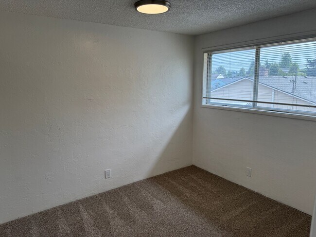 Building Photo - Updated 2 bedroom 1 1/2 bath duplex in Springfield!