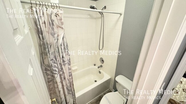 Building Photo - 4802 Cumbrian Lakes Dr