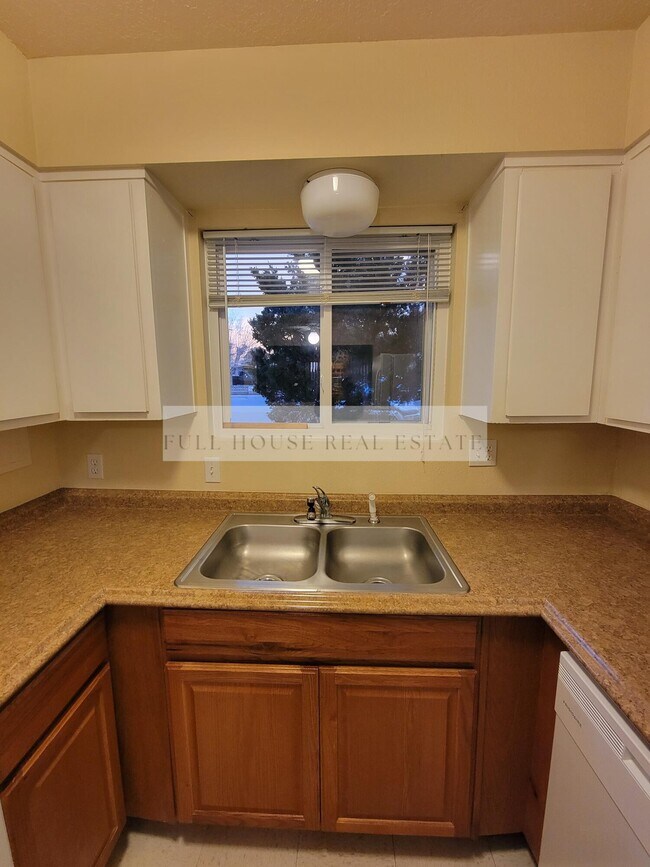 Building Photo - 1825 Mary Ellen St NE